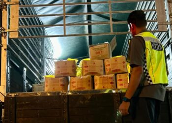 ANGGOTA penguat kuasa KPDN Kelantan memeriksa barangan kawalan yang dirampas dalam serbuan di Kampung Bunuhan, Tumpat, Kelantan semalam.-IHSAN KPDN KELANTAN