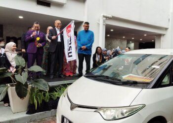 MOHD. Shukri Ab. Yajid (tengah) melepaskan konvoi yang menghantar makanan kepada 10 buah rumah kebajikan di MSU.