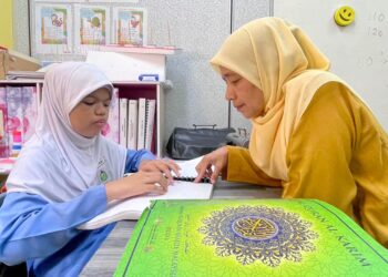 MASYITAH Mohamad Tarmizi membaca Mashaf al-Quran Braille ketika ditemui di SK Jabi, Pokok Sena Kedah semalam.
