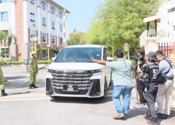 BEBERAPA petugas media (kanan) cuba mendapatkan komen daripada Mohamad Abdul Hamid ketika MPV yang membawa pemimpin tersebut dilihat meninggalkan pekarangan pejabat SPRM di George Town, Pulau Pinang hari ini.-UTUSAN/DANIAL SAAD