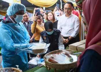 DANIEL Gooi Zi Sen (dua dari kanan) ketika mengikuti program Jelajah Mesra (Walkabout) Bazar Ramadan 2026 di Bazar Ramadan Prangin Mall, George Town, Pulau Pinang hari ini.-UTUSAN/DANIAL SAAD