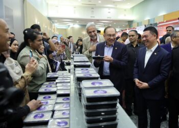ANWAR Ibrahim mengagihkan makanan ketika hadir  Program Ihya Ramadan bersama Warga Kementerian Perumahan dan Kerajaan Tempatan (KPKT) di Putrajaya.