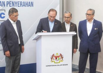 ANWAR Ibrahim  menandatangani plak perasmian Pusat Respons Penipuan Kebangsaan (NSRC) di Menara 2, MCMC di Cyberjaya.