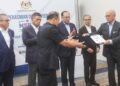 ANWAR Ibrahim menyaksikan penyerahan NSRC oleh Ketua Pengarah NFCC, Datuk Seri Shamshun Baharin Mohd Jamil (kanan) kepada Ketua Polis Negara Datuk Seri Mohd Khalid Ismail (kiri) di Menara 2, MCMC, Cyberjaya.