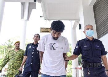 SEORANG individu yang didakwa membunuh abang sendiri disebabkan pergaduhan ketika dibawa ke Mahkamah Sesyen Selayang di sini, hari ini. - UTUSAN/SYAKIR RADIN