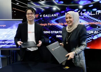 KETUA Pegawai Operasi v Gallant, Dr. Chan Wai Mun dan Pengarah Urusan Khalifa Intelligence, Toh Puan Seri Wan Hidayah Wan Ismail bertukar memorandum perjanjian persefahaman pada Majlis Perasmian V Gallant, di KL Eco City, di sini hari ini. - UTUSAN/SHIDDIEQIIN ZON