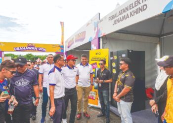 Pemangku Presiden/Ketua Pegawai Eksekutif UDA, Azrudyn Rashid (lima dari kanan);  Mohd Nazri Jamiran (tiga dari kiri) bersama Pengurusan UDA mengiringi Ketua Setiausaha Kementerian Pembangunan Usahawan dan Koperasi, Dato’ Sri Khairul Dzaimee Daud, mengadakan lawatan tapak ke reruai usahawan di Hab Usahawan UDA.