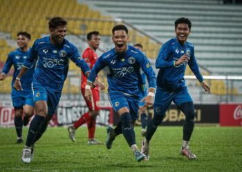 PEMAIN Penang FC meraikan kejayaan mereka menumpaskan Kelantan TRW dalam aksi separuh akhir pertama Piala Cabaran di Stadium Majlis Perbandaran Selayang.