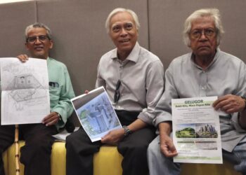 AHMAD Ibni Hajar (tengah) menunjukkan pelan cadangan pembangunan projek mega berintensif tinggi di Lot 642, Bandar Gelugor ketika menghadiri sesi pendengaran bantahan di George Town, Pulau Pinang semalam.