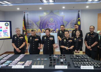 AZAM Baki (tiga kiri) menunjukkan barang sitaan Op Middleman pada sidang akhbar di Ibu Pejabat SPRM. - UTUSAN/ FARIZ RUSADIO