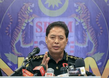 AZAM Baki bercakap pada sidang akhbar di Ibu Pejabat SPRM  Putrajaya. - UTUSAN/ FARIZ RUSADIO