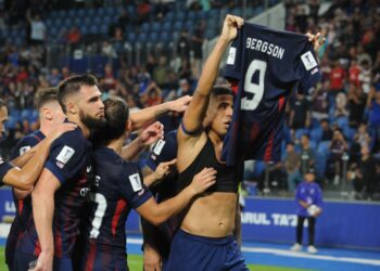 Penyerang JDT Bergson Da Silva diraikan rakan sepasukan apabila menjaringkan gol pada perlawanan pertama pusingan 16  ACLE menentang Sanfrecce Hiroshima di Stadium Sultan Ibrahim, Iskandar Puteri disini hari ini. UTUSAN/RAJA JAAFAR ALI