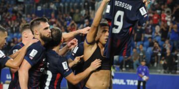 Penyerang JDT Bergson Da Silva diraikan rakan sepasukan apabila menjaringkan gol pada perlawanan pertama pusingan 16 ACLE menentang Sanfrecce Hiroshima di Stadium Sultan Ibrahim, Iskandar Puteri disini hari ini. UTUSAN/RAJA JAAFAR ALI