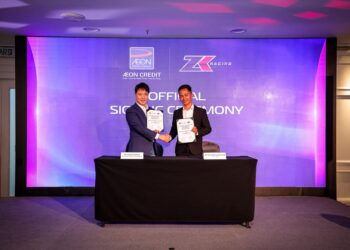 PENGARAH Urusan dan Ketua Pegawai Eksekutif AEON Credit, Daisuke Maeda (kiri) menandatangi kerjasama dengan pengurus pasukan ZK Racing, Zulfahmi Khairuddin di Pusat Dagangan Dunia (WTC) di Kuala Lumpur, semalam. - Ihsan ZK Racing