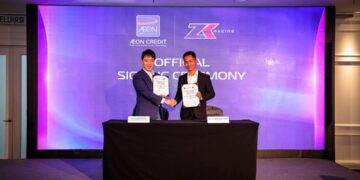 PENGARAH Urusan dan Ketua Pegawai Eksekutif AEON Credit, Daisuke Maeda (kiri) menandatangi kerjasama dengan pengurus pasukan ZK Racing, Zulfahmi Khairuddin di Pusat Dagangan Dunia (WTC) di Kuala Lumpur, semalam. - Ihsan ZK Racing