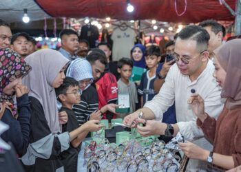 STEVEN Sim Chee Keong (dua dari kanan) ketika meluangkan masa meninjau perkembangan perniagaan di Uptown Bandar Perda, Bukit Mertajam, Pulau Pinang baru-baru ini.