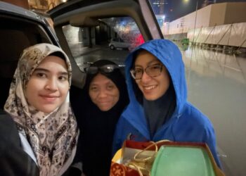 NORHANI Aida. Mohd Nor (kanan) bersama kenalannya Wan Zalina Wan Zakwan dan Nurul Izzati Mohamad yang menghantar juadah berbuka puasa kepadanya di Bahrain.