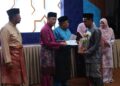 Fadillah (dua dari kiri) menyerahkan sumbangan Aidilfitri kepada warga Kementerian Peralihan Tenaga dan Transformasi Air (PETRA) di Putrajaya, hari ini.