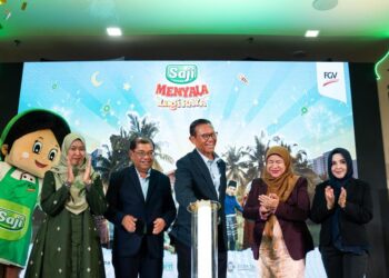 Dari kiri, Ketua Produk Pengguna Kumpulan FGV Holdings Berhad; Aznur Kama Azmir, Ketua Pegawai Eksekutif Kumpulan FGV Holdings Berhad; Datuk Fakhrunniam Othman,  Pengerusi Felda; Datuk Seri Ahmad Shabery Cheek, Pengarah Besar Felda; Datuk Dr. Suzana Idayu Wati Osman dan Ahli Lembaga Pengarah FGV Holdings Berhad, Nurul Muhaniza Hanafi.