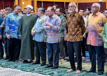 ANWAR Ibrahim diiringi Mohamad Sabu menghadiri Program Ihya Ramadan anjuran Kementerian Pertanian dan Keterjaminan Makanan (KPKM) di Wisma Tani, Putrajaya.