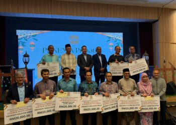 MOHAMED Nazari Noordin bersama wakil d11 IPTA yang menerima sumbangan Gerobok Rezeki Siswa di Putrajaya.