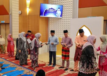 ZAMBRY Abd Kadir menyampaikan sumbangan wang tunai kepada petugas KPT yang layak ketika Program Perhimpunan Bulanan dan Majlis Ukhuwah Ramadan KPT 2026 di Putrajaya. - UTUSAN/AMIR KHALID