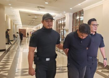 PENGHANTAR barang (dua kanan) tak mengaku bersalah mencabul seorang wanita di Mahkamah Sesyen Kuala Lumpur, hari ini. - UTUSAN