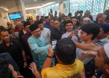 ANWAR Ibrahim ketika beramah mesra dengan jemaah solat Jumaat di Musolla IOI City Mall, Putrajaya. - UTUSAN/FAISOL MUSTAFA