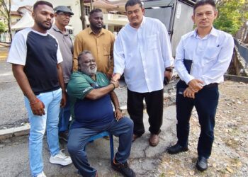 SOPHIAN Mohd. Zain (dua dari kanan) bersalaman dengan M. Karthikesan (duduk) selepas kedua-dua pihak bersetuju untuk membatalkan himpunan sempena Operasi Terjahan Rumah Anutan Haram di hadapan Hospital Bukit Mertajam, Pulau Pinang esok.