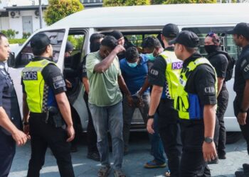 TERTUDUH dikawal ketat pihak polis ketika dibawa ke Mahkamah Majistret di Klang, Selangor, hari ini. - UTUSAN/AFIQ RAZALI