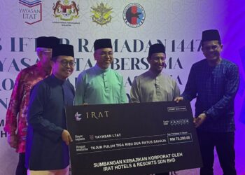 ZAIRUDDIN Zainal (kiri) menyampaikan sumbangan bernilai RM73,200 kepada Ketua Pegawai Eksekutif Yayasan LTAT, Datuk Dr. Mohd Nizar Haji Sudin pada Majlis Iftar Ramadan 1447H Yayasan LTAT bersama pelajar STAY ATM, di sini, semalam.