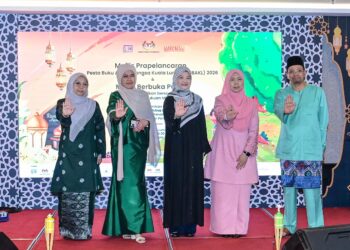 FADHLINA Sidek (tengah) ketika sesi bergambar pada Majlis Pra Pelancaran Pesta Buku Antarabangsa Kuala Lumpur dan Majlis Berbuka Puasa di ibu negara hari ini. - UTUSAN/SYAKIR RADIN