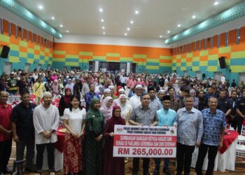ANTHONY Loke Siew Fook bergambar bersama tetamu yang hadir pada Majlis Perjumpaan Menteri Pengangkutan Bersama Pemimpin Masyarakat dan Majlis Berbuka Puasa di Sikamat, Seremban hari ini.-UTUSAN / NOR SHAFIQAH MOHD GHAZALI