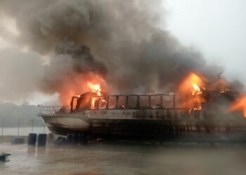 Sebuah bot persiaran di Tasik Putrajaya dilaporkan terbakar di Pusat Penyelenggaraan Bot, Presint 19, Putrajaya.