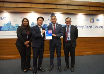 Widi Salim (dua dari kiri), Pakar Strategi Kesihatan Digital, HIMSS Analytics Singapura, menyampaikan pengesahan **HIMSS EMRAM Tahap 7** kepada Ketua Pegawai Eksekutif **Institut Jantung Negara (IJN)**, Prof. Dato’ Sri Dr Mohamed Ezani Md Taib (dua dari kanan). Turut hadir ialah Dr Rhema Sundram, Ketua Pengalaman Pelanggan, IJN (kiri), dan Prof. Dato’ Sri Dr Alwi Mohamed Yunus, Pengarah Klinikal Informatik Kesihatan, IJN (kanan).