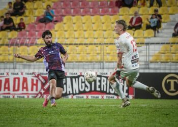 PEMAIN Import Terengganu FC, Shervoni Mabatshoev cuba menewaskanpenjaga gol Kelantan TRW, Damyan Damyanov pada aksi Liga Super di Stadium Majlis Perbandaran Selayang, sebentar tadi-UTUSAN/ISKANDAR ISHAK