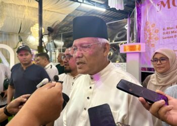 HAMZAH Zainuddin ketika ditemui pemberita selepas menghadiri Moreh Perdana di Port Dickson malam semalam.-UTUSAN / NOR SHAFIQAH MOHD GHAZALI