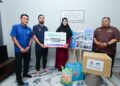 PENGURUS Besar Unit Gaya Hidup Ikhlas.com, Imran Ismail (dua kiri) menyerahkan sumbangan kepada ibu tunggal, Maizatul Akmal Hussain pada program Ziarah Ramadan bersama Ikhlas.com yang turut dihadiri Pengurus Besar Hal Ehwal Korporat & Pemasaran Digital Pusat Pungutan Zakat, Nor Mukhshar Harun (kiri) di Gombak Setia, Kuala Lumpur di sini baru-baru ini. - UTUSAN/SYAKIR RADIN