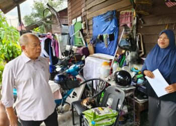 SHAM Mat Sahat menziarahi Puteri Rodhiah Wahid bagi mengetahui keadaannya di Batu 10,  Jalan Taiping di Bagan Serai, Perak semalam.