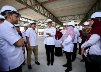 DZULKEFLY Ahmad (tengah) meninjau kerja-kerja pembinaan tempat letak kereta bertingkat ketika melakukan lawatan kerja ke HSB di Alor Setar, Kedah hari ini. -UTUSAN/ SHAHIR NOORDIN