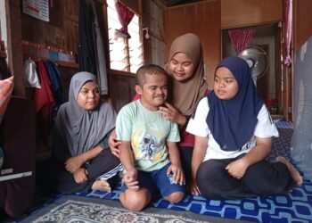 FATIN Nabila Tain (dua dari kanan) tabah menjaga kakak dan dua adik nya ketika ditemui di Kampung Tok Ku, Kuala Terengganu, Terengganu. – MINGGUAN/ ERMA YUSNIDA JUSOH