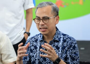Menteri Komunikasi yang juga Ahli Parlimen Lembah Pantai, Datuk Fahmi Fadzil bercakap pada sidang akhbar selepas hadir ke Majlis Bazar Raya NADI di NADI PPR Kerinchi di sini hari ini.