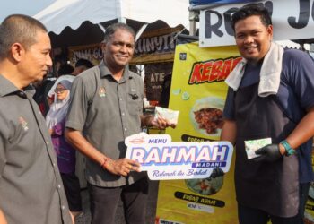 S. JEGAN (tengah) ketika membuat tinjauan Bazar Ramadan Rahmah (BRR) di Bandar Bertam Putra, Kepala Batas, Pulau Pinang.-UTUSAN/DANIAL SAAD