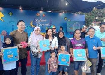 TEO Nie Ching semasa program Kempen Internet Selamat di Bazar Ramadan Temenggong.