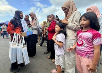 ORANG ramai diberi penerangan mengenai kempen internet selamat yang dilaksanakan di Bazar Ramadan Arau, Perlis kelmarin.
