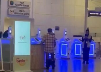 Video lelaki terlondeh seluar di KLIA2 tular, polis belum terima laporan.