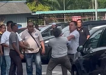 DUA lelaki bergaduh berebut tapak parkir di KLIA. - RAKAMAN VIDEO TULAR