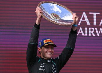 GEORGE Russell cemerlang menamatkan perlumbaan selepas mencatatkan hampir tiga saat di hadapan rakan sepasukan, Kimi Antonelli, manakala Charles Leclerc dari Ferrari ketinggalan lebih 15 saat dalam cuaca mendung di litar Albert Park, sebentar tadi.