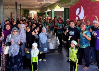 MOHAMAD Anas Naem (tengah) bersama sukarelawan serta penduduk Surau Al-Ikhwan yang bersama-sama menjayakan aktiviti memasak sebelum bubur lambuk diagihkan kepada masyarakat sekitar menjelang waktu petang
