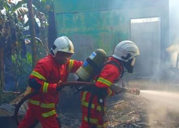 ANGGOTA bomba berusaha memadamkan kebarakan yang merangut nyawa seorang lelaki OKU di Kampung Mujur, Jelawat, Bachok, Kelantan hari ini.